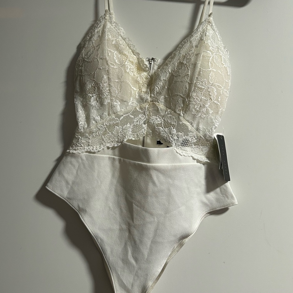 Chic Lace Bodysuit in Ivory